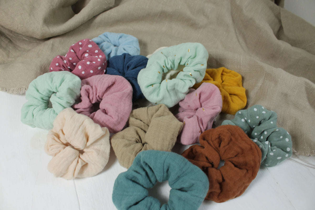 3er-Set Bio-Musselin Scrunchies mit goldenen Strichen