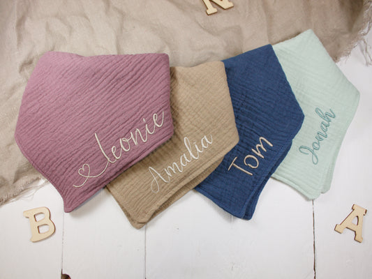 Musselintuch mit Druckknopf und Bestickung